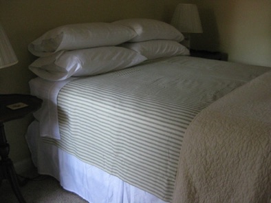 Master queen bed
with summer linens Master queen bed
with summer linens