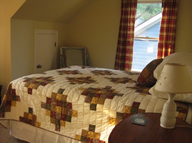 Guest bedroom, queen bed Guest bedroom, queen bed